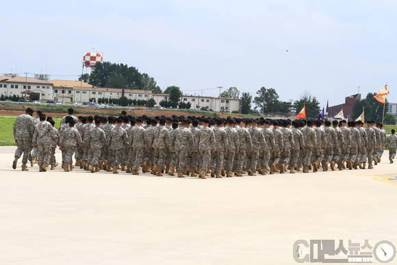 미군 부대원들이 여단장 이취임식을 위해 행사장으로 입장하고 있다. 