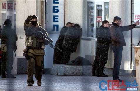 3월 18일 러시아계 무장세력이 크림반도 내 우크라이나 군부대를 습격하여 점령하여 군인을 살상하고 무장해제 시키고 있다.(자료: AFP, 2014.3.18.)  
