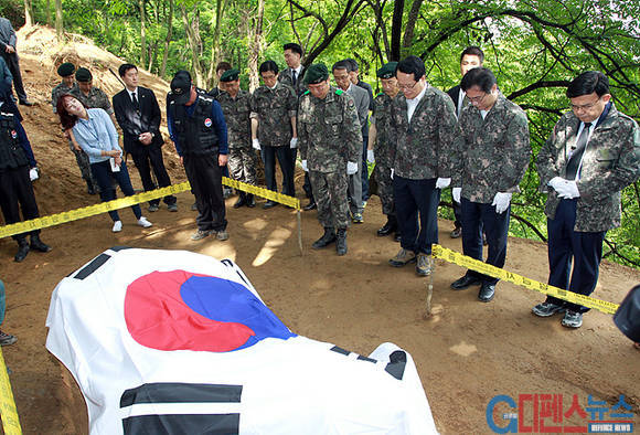 6.25 전사자 유해발굴단이 유해에 대한 예를 표하고있다. (사진제공 = 국방부)