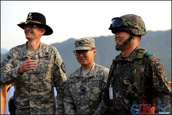 훈련에 대한 공동 브리핑 중인 한미 연합 지휘관 고드리브 중령(좌), 장익선 중령(우) <사진촬영 및 기사 = 고성혁 기자>