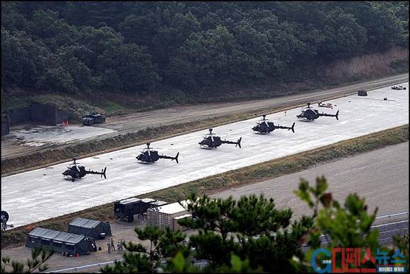 훈련장에 주기중인 OH-58 카이오와 정찰헬기