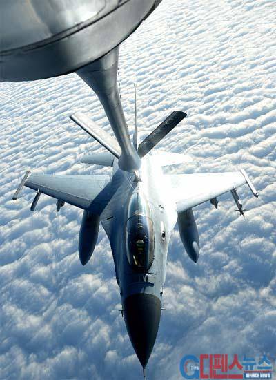 KF-16 전투기가 미 공군의 KC-135 공중급유기로부터 공중급유를 받고 있다.