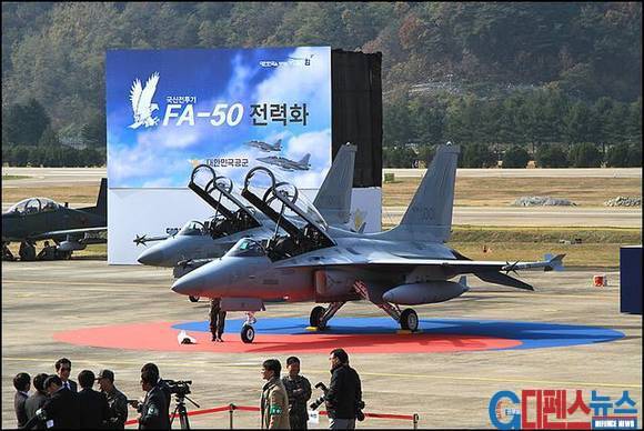 최근 전력화가 된 F/A-50 경공격기 - T-50 고등훈련기를 바탕으로 경공격기로 개발되었다. 성능과 가격면에서 경쟁력이 있기에 추가적인 수출계약 성사가 예상되고 있다.