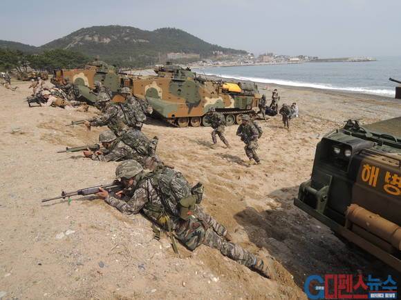 전투자세를 취하고 있는 해병대 대원