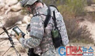 Falcon I 전술무전기 사용 캐나다 군 (사진출처 = asdnews.com)