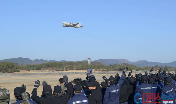 해군 P-3 탐색단대가 12월 6일 베링해 근해에서 침몰한 오룡호 선원들을 찾기 위해 장병들의 환송을 받으며 예천비행장을 힘차게 이륙하고 있다. (사진제공=해군)