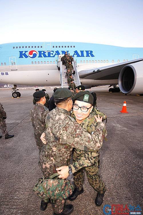 지난 1년간 필리핀에서 재해복구를 마친 아라우부대 장병들이 22일 경기도 성남 서울공항에 도착하고 있다.(사진제공=합참)