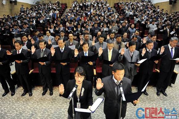 국방부는 12월 9일 국방부 본부 직원들을 대상으로 청렴교육 및 자정결의대회를 실시하여, 비리근절에 대한 강한 의지를 보여주었다.