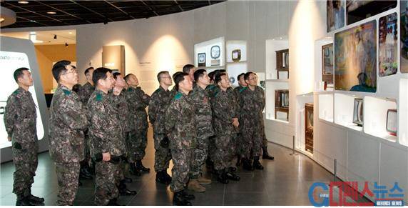 육군3야전군 예하 장군단이 지난 23일 경기도 수원시 ‘삼성 이노베이션 뮤지엄’을 방문해 홍보관을 견학하고 있다.