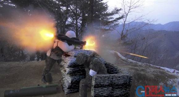 ‘거점방어전투 실사격 훈련’에서 육군7사단 독수리연대 장병들이 경대전차화기(PZF-Ⅲ) 사격을 하고 있다.