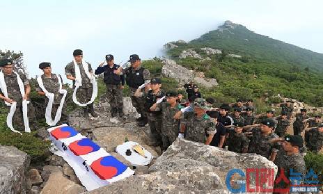 설악산 저항령에서 발굴된 전사자 유해에 대해 禮를 표하는 장병들
