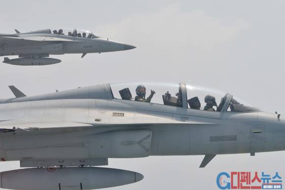 국찬 경전투기 F/A-50에 탐승하여 비행하고 있는 김두만 전 총장. 변변한 전투기 한대 없었던 대한민국 공군이 우리 손으로 개발한 전투기를 보유하게 되었다. 격제지감이 아닐 수 없다.