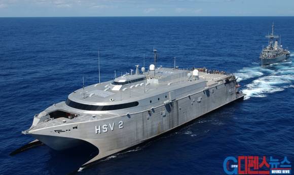 일본은 미 해군의 초고속 수송함 2척을 '낫짱월드'란 여객선으로 위장하여 사용중에 있다.