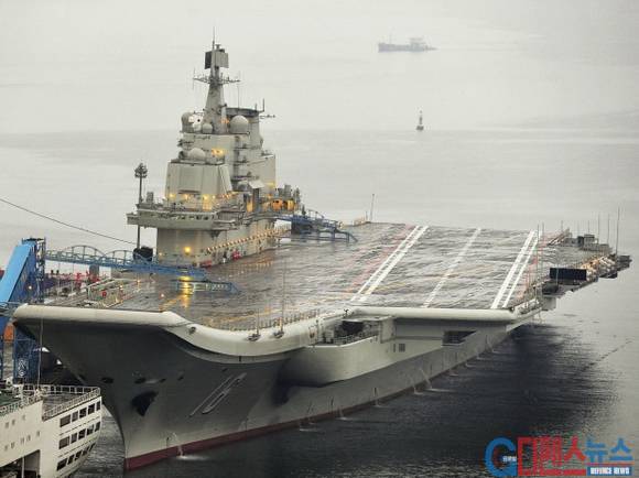 중국의 항공모함 랴오닝함. 중국은 해상패권 강화를 위해서 해군에 막대한 투자를 하고 있다. 남중국해에 해상군사기지가 완성되면 대한민국의 해상무역로가 중국의 통제권에 놓이게 된다. 우리 국방부는 이에 아무런 대응책이 없는 상황이다.