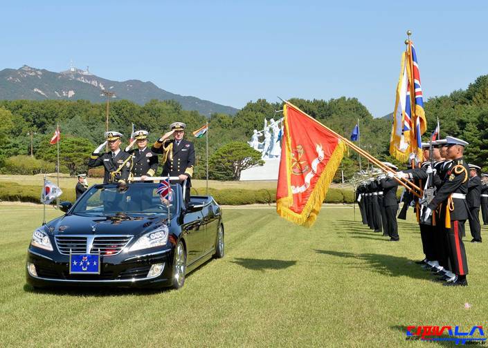 우리 군 의장대를 사열 중인 잠벨리스 영국 해군 참모총장