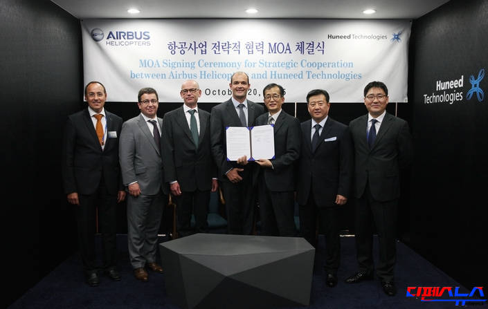 휴니드 김유진 회장(오른쪽 두번째)은 10월 20일 AH사의 국제사업협력 담당인 다미엔 라미(왼쪽 네번째)와 사업협력을 위한 계약을 체결했다.
