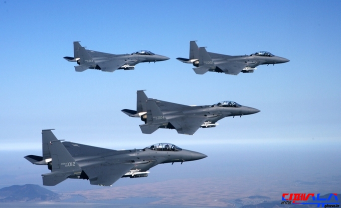 우리 공군의 F-15K. F-15 또한 1972년에 최초 비행을 하였으나, 항전장비를 끊임없이 업그레이드 하였기에 여전히 세계 최강의 전투기로 활약하고 있다. 향후 30년간 유지보수 비용으로 우리 국방부는 약 60조 원 이상을 미국 업체들에게 상납해야만 이 전투기를 정상적으로 운영할 수 있다. 군사기술의 종속은 '사채'를 빌려다 쓰는 것과 같이 우리의 미래가 종속되는 결과를 가져온다.