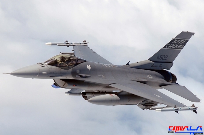 1979년 1월에 최초 전력화 된 F-16은 24개국에 총 4,000대 이상 판매되었다. 현재 미군은 더 이상 F-16을 구매하지 않고 있지만 해외 판매국에서 끊임없이 부품구매 요청이 들어오고 있기 때문에 미군의 F-16들은 부품 공급에 차질이 발생하지 않고 있다.