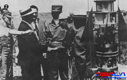 ➋국산 로켓 발사시험에 참석해 원근측정장치에 대해 설명을 듣고 있는 이승만 대통령 (사진: 국방과학연구소)