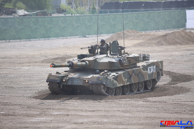 K1A1 전차의 기동 시범. 해외 바이어들은 전시장 내에서 기동시범을 보고 관계자들에게 많은 질문을 하는 등 큰 관심을 가졌다.