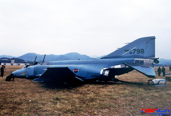 1970년대에 도입된 F-4 전투기(사진 = 구글). 아직 F-4는 우리 공군 전력의 상당부분을 차지하고 있다. F-4를 몰다 퇴역한 한 공군 장교는 '이륙할 때는 겨우 이륙하는데, 착륙 시에는 매번 이번이 마지막이 될 수 있다는 생각에 매우 고통스러웠다."고 밝혔다. 국방비 부족으로 고철에 가까운 노후장비들을 우리 군은 여전히 많이 보유하고 있다. 장병들의 목숨이 위태로운 상황이다. 