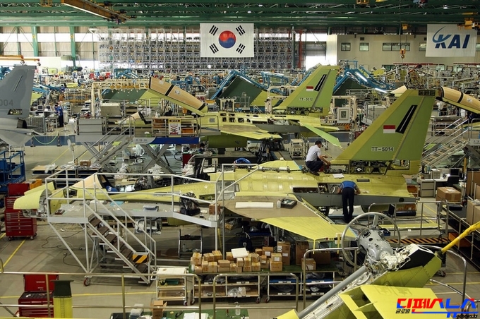 국방비 투자는 국내에 최첨단 공장과 고급 일자리들을 창출한다. 이런 공장을 설계하는 것 자체가 첨단 기술이다. 여기서 제작된 항공기들은 우리 군에 144대가 납품되고, 총 56대가 수출되었다. 경제력이 약한 국가들은 경전투기를 선호하는 경향이 있다. (한국항공우주산업 사천 수출용 전투기 조립공장)