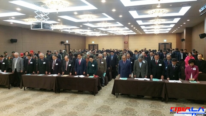 순국선열에 대한 묵념. 이날 행사에는 각 시민단체 회원 약 300여명이 참석하였다.