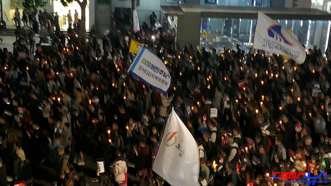 종로를 지나가는 집회인파들 속에서 더불어민주당 깃발이 보인다.