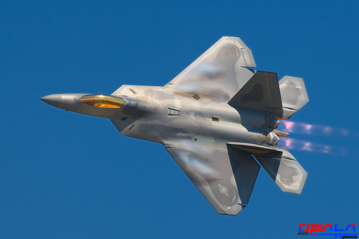 일본에 전진배치되는 F-22. 동북아시아에서 중국군의 전투기들이 F-22와 조우하게 된다면 그냥 '격추'되는 길 밖에는 다른 길이 없다. 사실상 중국 공군은 강제로 '개점휴업' 상태에 돌입하게 된 것이다. 