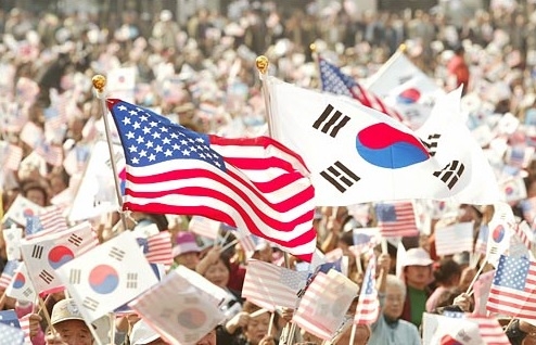 자유한국당 홍준표 후보의 외교특보 조원일 전 유엔대사는 대한민국이 베트남과 상호방위조약을 맺는다면 한미동맹과 더불어 북한과 중국을 견제할 수 있는 강력한 지렛대를 갖게 될 것이라고 밝혔다.
