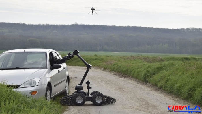 UAV IT180 감시 하에 폭발물처리 중인 UGV 이구아나 (자료 및 사진출처: ihs.com / 국방기술품질원)