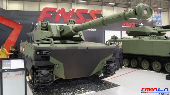 2017 IDEF에 전시된 중형 전차 카플란 (사진 및 자료출처 :Turkish-Indonesian tank prototype unveiled, janes.ihs.com / 국방기술품질원)