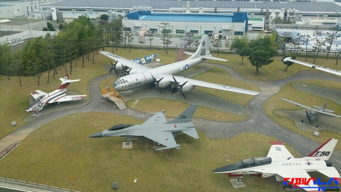 항공우주박물관 앞 마당에 각종 항공기들이 전시되어 있다. 