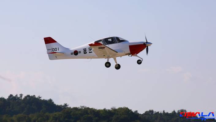공군 사관생도들의 비행 입문 훈련을 담당할 KT-100 훈련기가 초도비행에 성공하였다. 