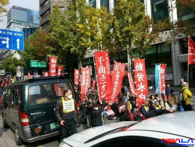 일본의 공산주의 혁명단체로 알려진 JR총련이 11월 12일 '박근혜 대통령 하야요구 집회'에 참석하였다. 일본 경시청과 국정원의 집중 감시대상 단체가 이날 집회에 참석하였다는 점에서 이날 집회가 순수한 국민들의 민의가 반영된 집회라고 보기는 어렵게 되었다. 