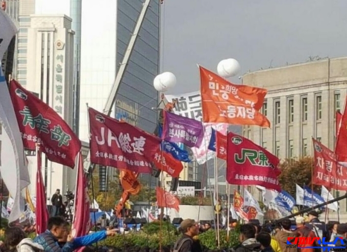 광화문에 나붓기는 일본 단체 깃발들 